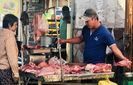 Giá thịt heo bán lẻ vẫn cao, tại siêu thị cao hơn chợ 10 - 30%