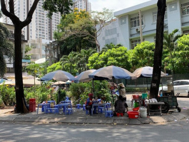 Từng người dân 'thấm đòn' Covid-19