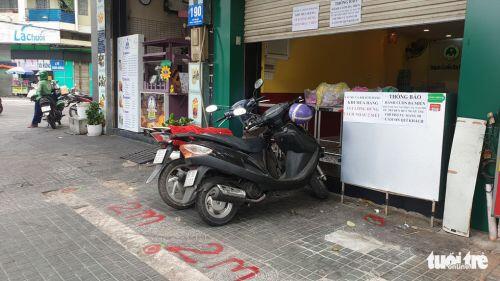 Quán xá ở TP.HCM đồng loạt treo bảng: chỉ bán mang đi, giao hàng tận nơi