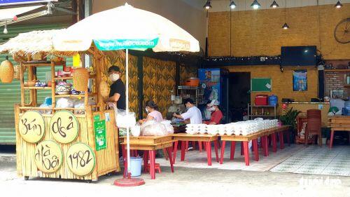 Quán xá ở TP.HCM đồng loạt treo bảng: chỉ bán mang đi, giao hàng tận nơi