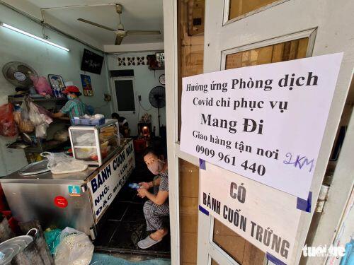 Quán xá ở TP.HCM đồng loạt treo bảng: chỉ bán mang đi, giao hàng tận nơi