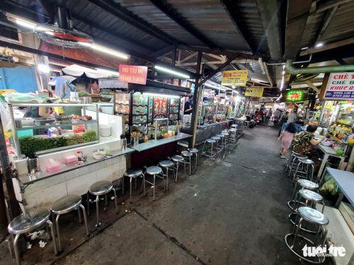 Quán xá ở TP.HCM đồng loạt treo bảng: chỉ bán mang đi, giao hàng tận nơi