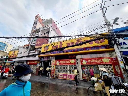 Quán xá ở TP.HCM đồng loạt treo bảng: chỉ bán mang đi, giao hàng tận nơi