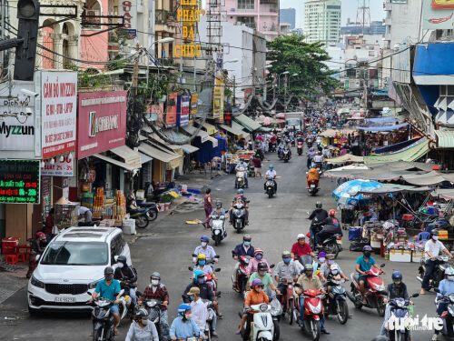 Quán xá ở TP.HCM đồng loạt treo bảng: chỉ bán mang đi, giao hàng tận nơi