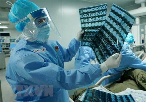 Báo Anh hoài nghi khi thấy hàng nghìn lọ tro cốt chất tại nhà tang lễ Vũ Hán