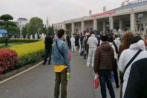 Báo Anh hoài nghi khi thấy hàng nghìn lọ tro cốt chất tại nhà tang lễ Vũ Hán