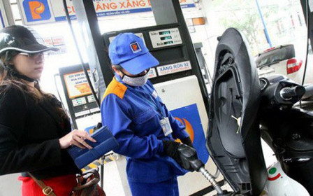 Mua xăng 12.600 đồng/lít, chịu 8.600 đồng thuế phí và lợi nhuận