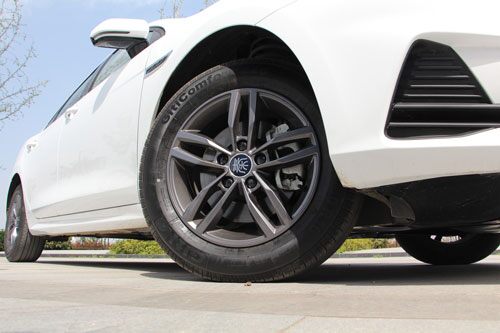 Cận cảnh xe sedan giá gần 250 triệu đồng