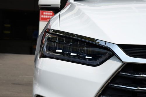 Cận cảnh xe sedan giá gần 250 triệu đồng