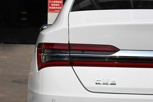 Cận cảnh xe sedan giá gần 250 triệu đồng