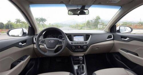 Chọn mua Mitsubishi Attrage CVT hay Hyundai Accent AT đặc biệt?