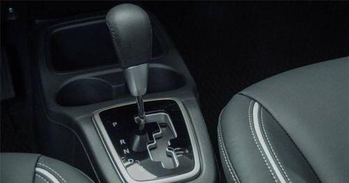 Chọn mua Mitsubishi Attrage CVT hay Hyundai Accent AT đặc biệt?