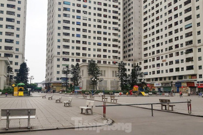 Chung cư vạn dân Hà Nội 'không bóng người' ngày đầu cách ly toàn xã hội