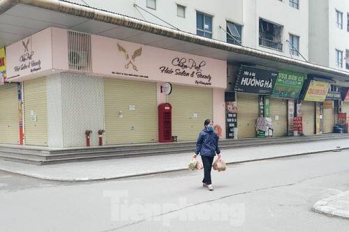 Chung cư vạn dân Hà Nội 'không bóng người' ngày đầu cách ly toàn xã hội