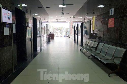 Chung cư vạn dân Hà Nội 'không bóng người' ngày đầu cách ly toàn xã hội