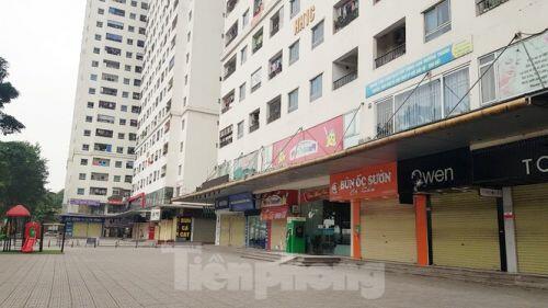 Chung cư vạn dân Hà Nội 'không bóng người' ngày đầu cách ly toàn xã hội