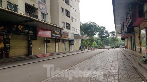 Chung cư vạn dân Hà Nội 'không bóng người' ngày đầu cách ly toàn xã hội