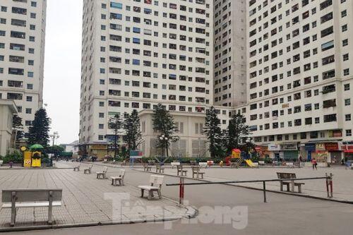 Chung cư vạn dân Hà Nội 'không bóng người' ngày đầu cách ly toàn xã hội