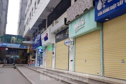 Chung cư vạn dân Hà Nội 'không bóng người' ngày đầu cách ly toàn xã hội