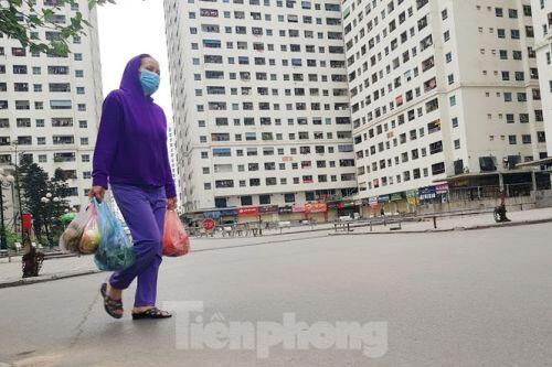 Chung cư vạn dân Hà Nội 'không bóng người' ngày đầu cách ly toàn xã hội