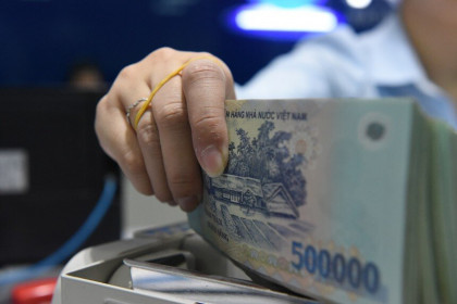 Các ngân hàng đua giảm tiếp lãi suất, có khoản vay được giảm tới 5%/năm so với lãi thông thường