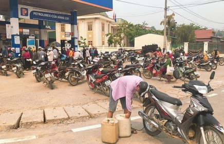 Xử lý nghiêm cây xăng găm hàng, “đội giá”