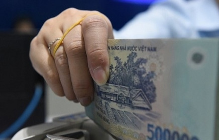 Ngân hàng giảm lương, thưởng để hỗ trợ khách hàng