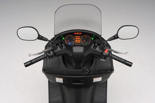 Xe ga 200 phân khối, phanh ABS, giá cao hơn Honda SH