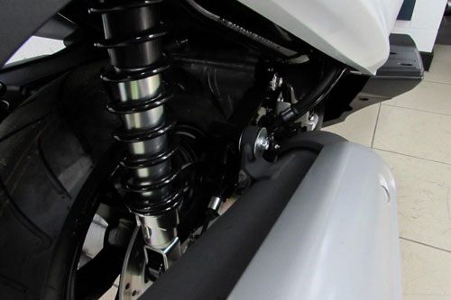 Xe ga 200 phân khối, phanh ABS, giá cao hơn Honda SH