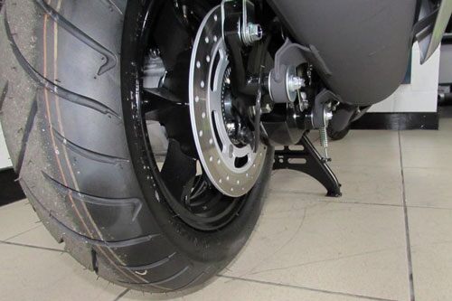 Xe ga 200 phân khối, phanh ABS, giá cao hơn Honda SH