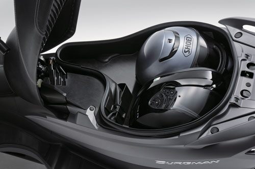Xe ga 200 phân khối, phanh ABS, giá cao hơn Honda SH