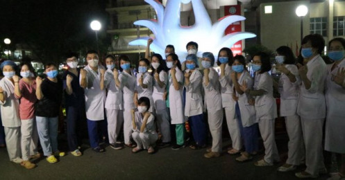 Khoảnh khắc vỡ oà Bệnh viện Bạch Mai gỡ phong toả