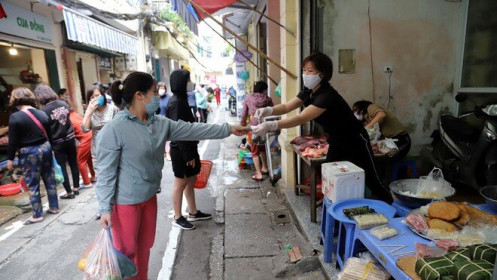 Phố cổ Hà Nội kẻ vạch cách xa nhau, ai lại gần quyết không bán hàng