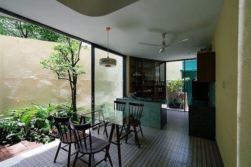 Ngôi nhà 20 năm tuổi trên mảnh đất hình tam giác