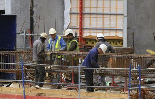 Do COVID-19, lao động nhập cư mất việc, kiều hối giảm theo