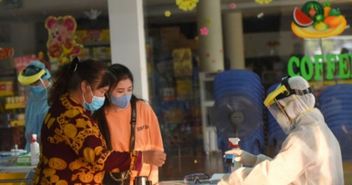 TP.HCM ngưng lấy mẫu xét nghiệm sàng lọc COVID-19 tại sân bay, nhà ga