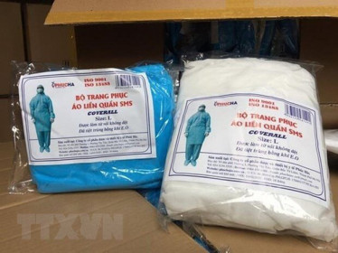 Khởi tố 1 nhân viên bệnh viện bán hàng nghìn bộ quần áo phòng dịch giả