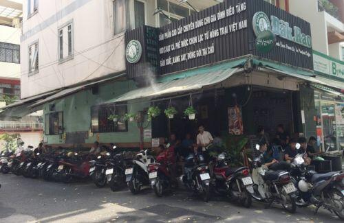 Hàng quán đông đúc, khách buôn chuyện rôm rả như chưa hề có... dịch!