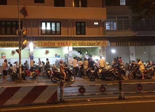 Hàng quán đông đúc, khách buôn chuyện rôm rả như chưa hề có... dịch!