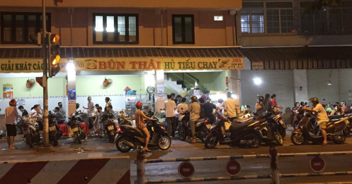Hàng quán đông đúc, khách buôn chuyện rôm rả như chưa hề có... dịch!