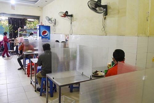 Sau giãn cách xã hội, các cửa hàng "đua nhau" dựng vách ngăn, kẻ vạch sơn