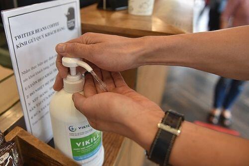Sau giãn cách xã hội, các cửa hàng "đua nhau" dựng vách ngăn, kẻ vạch sơn