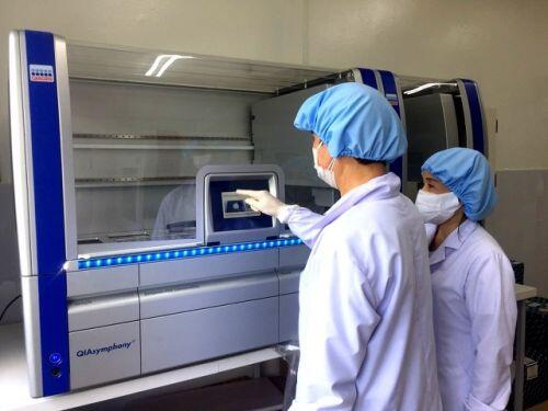 Giám đốc Sở Y tế bật khóc, giải trình giá mua máy xét nghiệm Covid-19