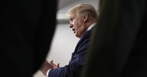 Tổng thống Trump: Không có gì phải vội vàng tung thêm gói cứu trợ