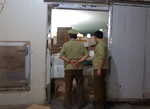 Hà Nội: Khám phá thủ đoạn “ẩn giấu” 6 tấn thực phẩm bẩn trong kho lạnh ở Hà Nội
