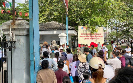 Vụ Thủ Thiêm: Cử tri bên ngoài bức xúc, cử tri dự họp không nêu ý kiến