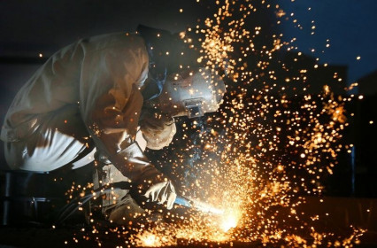 Sản lượng công nghiệp của Trung Quốc tăng lần đầu tiên trong năm nhưng tiêu thụ vẫn còn yếu
