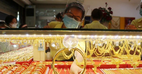 Vàng thế giới vượt 49 triệu đồng/lượng, trong nước tăng chậm