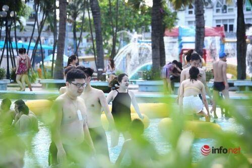 Người Hà Nội háo hức đổ về công viên nước hồ Tây ngày đầu hè