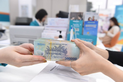 Lãi suất tiết kiệm giảm, vốn chảy qua kênh khác ?
